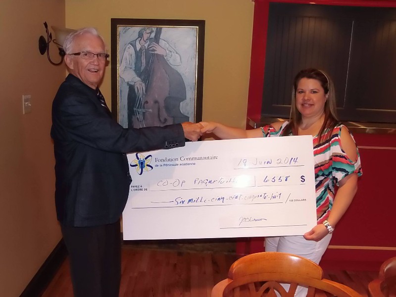 Marie-Josée Lebreton, présidente du C.A. de la Co-Op de Paquetville, remet un don de 6 558 $ à la Fondation communautaire pour le Fonds Nancy Lainey-Thériault