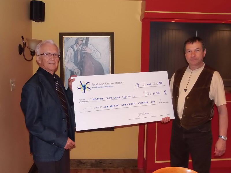 Le président de la Fondation communautaire, Germain Blanchard, remet un don de 26 632 $ au Théâtre Populaire d'Acadie.